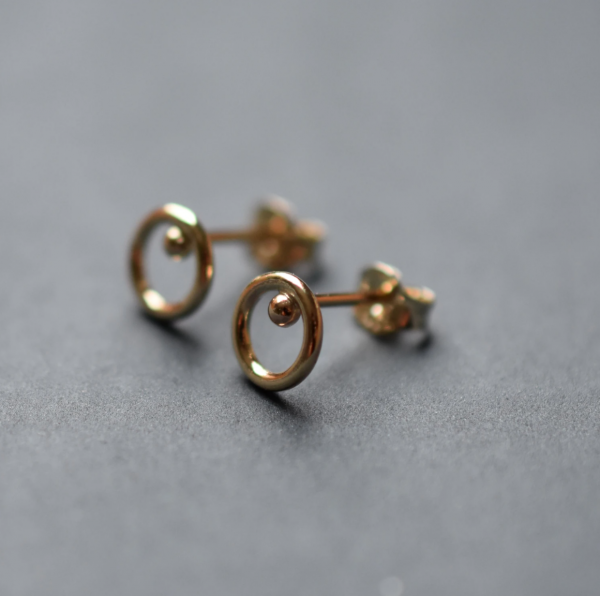 Gold sphere circle studs