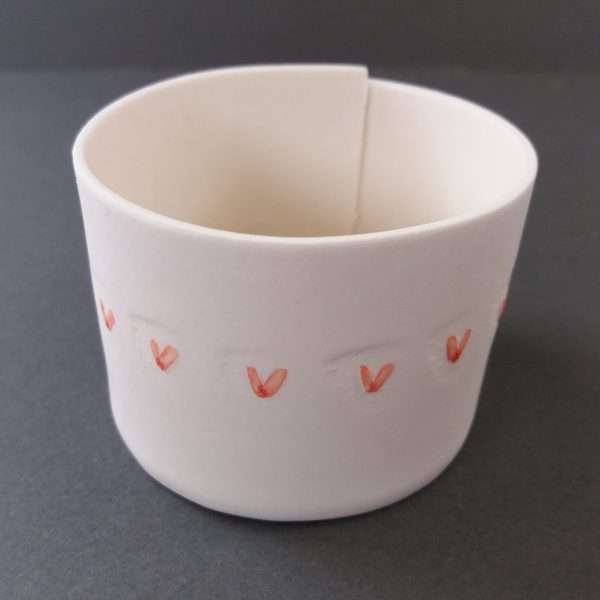 Porcelain tealight with heart decorations